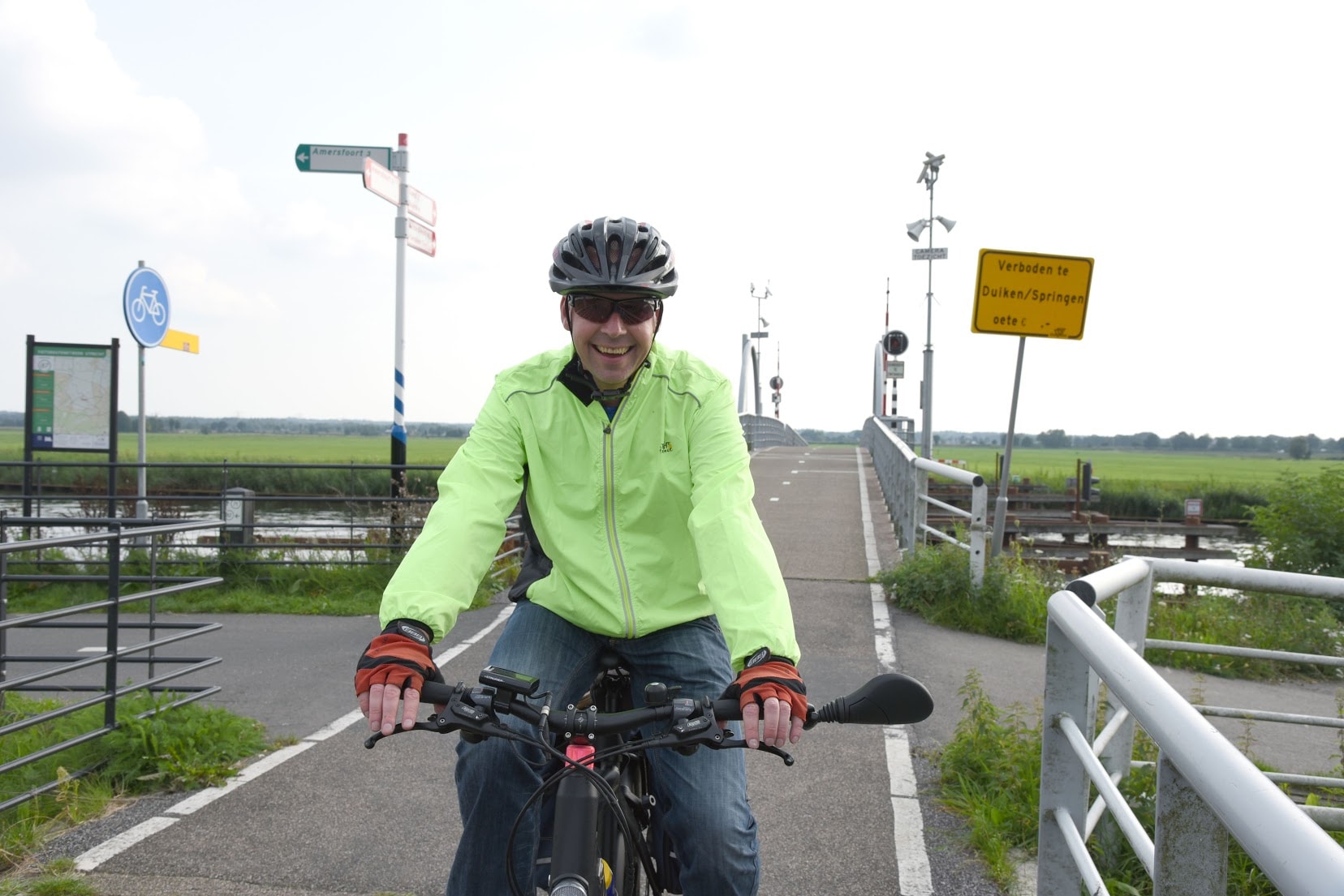 a.s.r.-collega Wouter Weeda op zijn speedbike