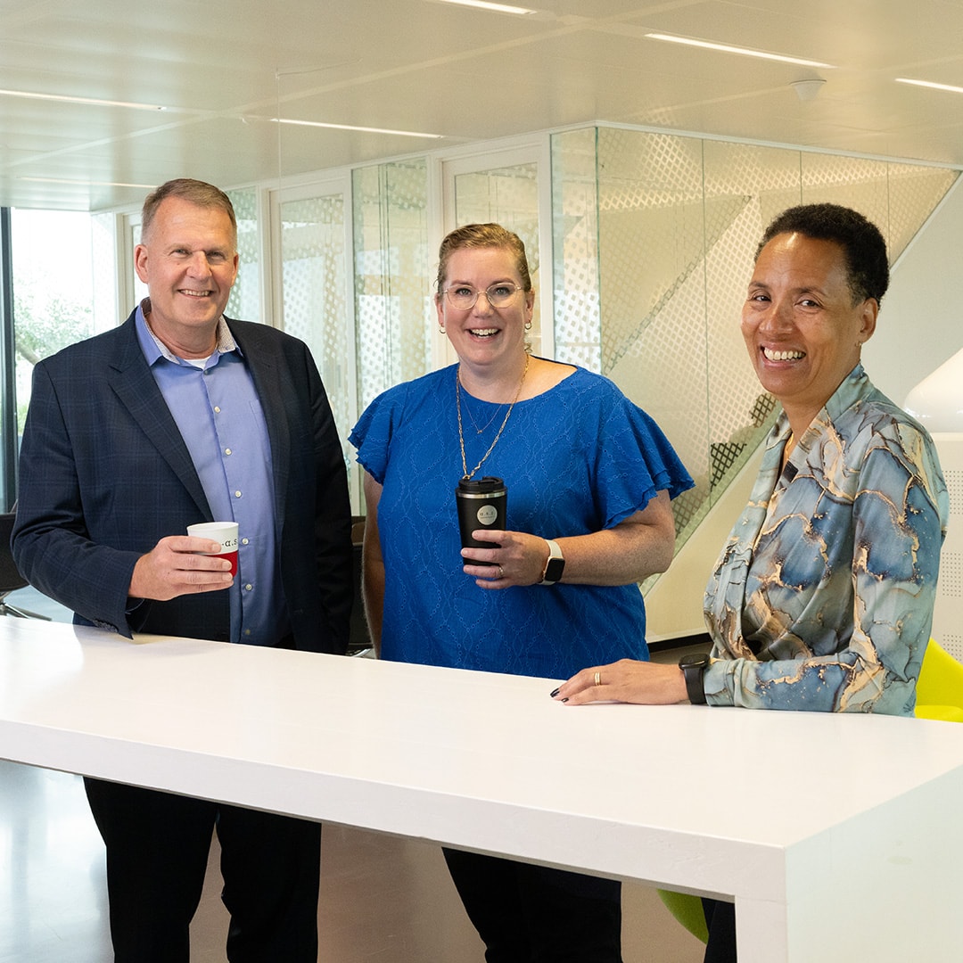 Collega's praten geamuseerd met elkaar